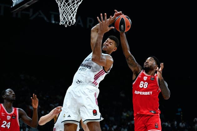 Olympiacos v Real Madrid - EuroLeague Super Cup Final ABU DHABI, UNITED ARAB EMIRATES - SEPTEMBER 19: Tyrique Jones (88) of Olympiacos in action against Walter Tavares (L) of Real Madrid during the EuroLeague Super Cup final match between Olympiacos and Real Madrid at Etihad Arena in Abu Dhabi, United Arab Emirates on September 19, 2026. Arif Hüdaverdi Yaman Anadolu Abu Dhabi United Arab Emirates. Editorial use only. Please get in touch for any other usage.  Copyright: x2026xAnadoluxArifxHüdaverdixYamanx