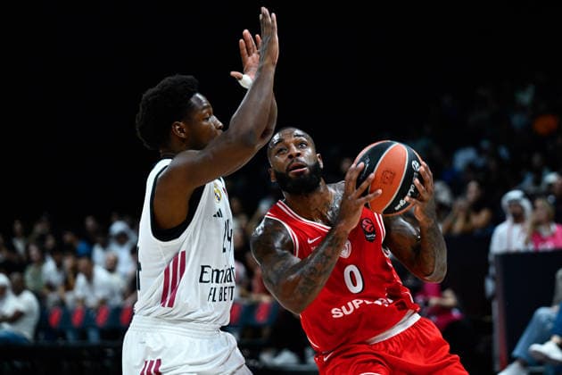 Olympiacos v Real Madrid - EuroLeague Super Cup Final ABU DHABI, UNITED ARAB EMIRATES - SEPTEMBER 19: Codi Miller-McIntyre (R) of Olympiacos in action against Andres Feliz (L) of Real Madrid during the EuroLeague Super Cup final match between Olympiacos and Real Madrid at Etihad Arena in Abu Dhabi, United Arab Emirates on September 19, 2026. Arif Hüdaverdi Yaman Anadolu Abu Dhabi United Arab Emirates. Editorial use only. Please get in touch for any other usage.  Copyright: x2026xAnadoluxArifxHüdaverdixYamanx