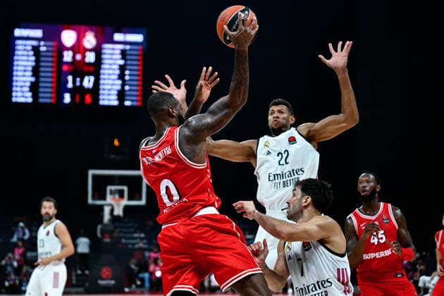 Olympiacos v Real Madrid - EuroLeague Super Cup Final ABU DHABI, UNITED ARAB EMIRATES - SEPTEMBER 19: Codi Miller-McIntyre (L) of Olympiacos in action against Walter Tavares (22) of Real Madrid during the EuroLeague Super Cup final match between Olympiacos and Real Madrid at Etihad Arena in Abu Dhabi, United Arab Emirates on September 19, 2026. Arif Hüdaverdi Yaman Anadolu Abu Dhabi United Arab Emirates. Editorial use only. Please get in touch for any other usage.  Copyright: x2026xAnadoluxArifxHüdaverdixYamanx