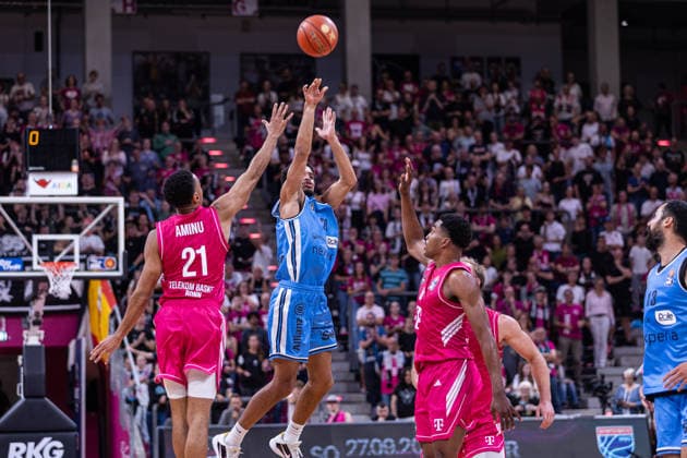 easyCredit Basketball Bundesliga, Telekom Baskets Bonn vs. Veolia Towers Hamburg, September 19, 2026: Mathys Kangudia of Veolia Towers Hamburg (No. 28) attempts a buzzer-beater. easyCredit Basketball Bundesliga, Telekom Baskets Bonn vs. Veolia Towers Hamburg, September 19, 2026, Telekom Dome Bonn Copyright: xBEAUTIFULxSPORTS Derixx