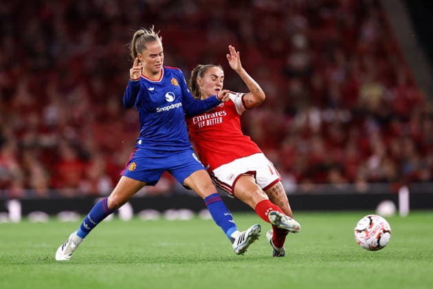 Arsenal gegen Manchester United, 19. September 2026, London Women’s Super League: Arsenal gegen Manchester United – Georgia Stanway von Arsenal und Andrea Medina von Manchester United. Foto: Jacques Feeney, Offside, London, Großbritannien  Copyright: xJacquesxFeeneyx xOffsidexOffside