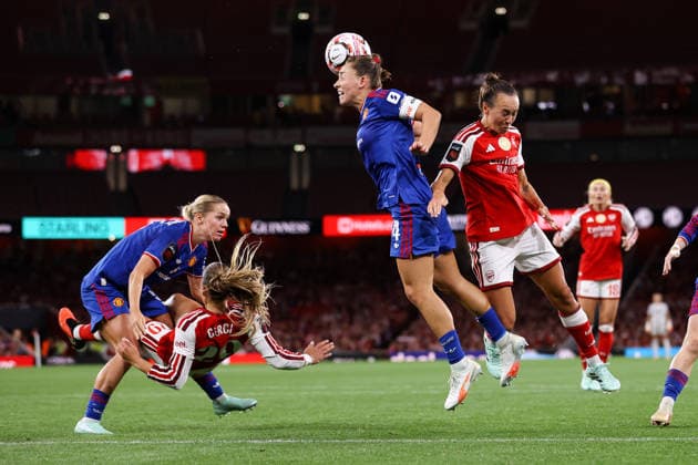 Arsenal gegen Manchester United, 19. September 2026, London Women’s Super League: Arsenal gegen Manchester United. Maya Le Tissier von Manchester United und Caitlin Foord von Arsenal kämpfen um den Kopfball, während Selina Cerci von Arsenal von Hanna Lundkvist von Manchester United umgestoßen wird. Foto: Jacques Feeney, Offside, London, Großbritannien  Copyright: xJacquesxFeeneyx xOffsidexOffside