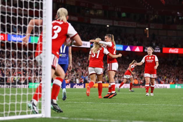 Arsenal gegen Manchester United, 19. September 2026, London Women’s Super League: Arsenal gegen Manchester United. Smilla Holmberg von Arsenal und Selina Cerci von Arsenal feiern ihr erstes Tor. Foto: Jacques Feeney, Offside, London, Großbritannien  Copyright: xJacquesxFeeneyx xOffsidexOffside