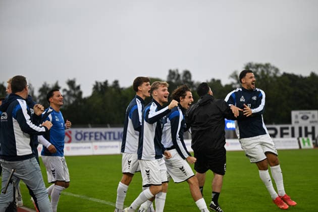 September 19, 2026, GER, Soccer, Regionalliga Nord, Matchday 10, 2026–2027 Season, Oldenburg, Marschweg Stadium, VfB Oldenburg vs. SSV Jeddeloh II; Score 0–1 for SSV; celebration on the Oldenburg bench at Marschweg Stadium in Lower Saxony, Germany Copyright: xnordphotoxGmbHx xRojahnx
