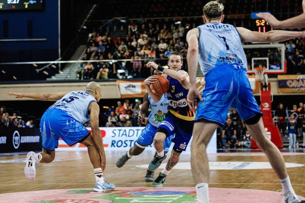 Adam Kunkel, PHOENIX HAGEN, 03, Philipp Hartwich, ROSTOCK SEAWOLVES, 07, Robin Amaize ROSTOCK SEAWOLVES, 15, Rostock Seawolves vs. Phoenix Hagen, Basketball, BBL 2026–2027 easyCredit Basketball Bundesliga, Matchday 1, 2026–2027 season, September 19, 2026, Rostock Seawolves vs. Phoenix Hagen, Basketball, BBL 2026–2027 easyCredit Basketball Bundesliga, Matchday 1, 2026–2027 Season, September 19, 2026, Groter Pohl Copyright: xEibner-Pressefoto DenverxEhrlichx EP_DEH