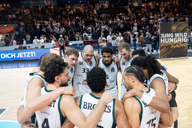 Group photo of the Trier players after the game GER, Basketball: Löwen Braunschweig vs. VET CONCEPT Gladiators Trier, Basketball, easyCredit BBL, Week 1, 2026–27 season, September 19, 2026 GER, Basketball: Löwen Braunschweig vs. VET CONCEPT Gladiators Trier, Basketball, easyCredit BBL, Week 1, 2026–27 season, September 19, 2026 Braunschweig Copyright: xEibner-Pressefoto DanielxREINELTx EP_DRT
