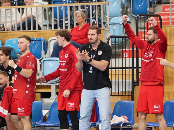 GER HBL2 2026–2027 Season: VfL Potsdam vs. EULEN Ludwigshafen, September 19, 2026, MBS Arena, Potsdam. Michael HAAS, coach of EULEN Ludwigshafen, applauds after a successful defensive play from the sideline. Coaching