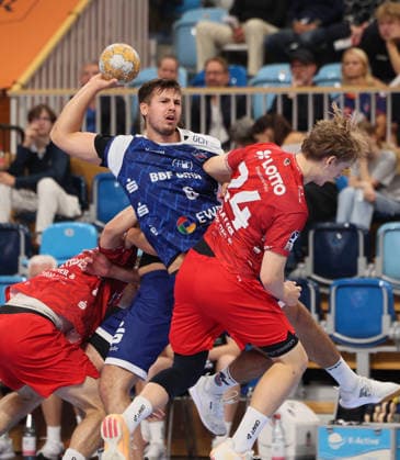 GER HBL2 2026–2027 Season: VfL Potsdam vs. EULEN Ludwigshafen, September 19, 2026, MBS Arena, Potsdam—Amid a jumble of players, Markus MAHR (No. 1, VfL Potsdam) ultimately prevails.