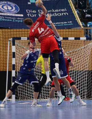 GER HBL2 2026–2027 Season: VfL Potsdam vs. EULEN Ludwigshafen, September 19, 2026, MBS Arena, Potsdam. Nicolas WALDVOGEL of EULEN Ludwigshafen 4 shoots from the backcourt and successfully beats the VfL defense.