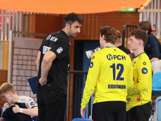 GER HBL2 2026–2027 Season: VfL Potsdam vs. EULEN Ludwigshafen, September 19, 2026, MBS Arena, Potsdam Marko KOPLJAR 1 VfL Potsdam, assistant coach, talking with Potsdam’s goalkeeper Maximilian GRUNDMANN 1 VfL Potsdam 12 and Frederik HÖLER 1 VfL Potsdam 1