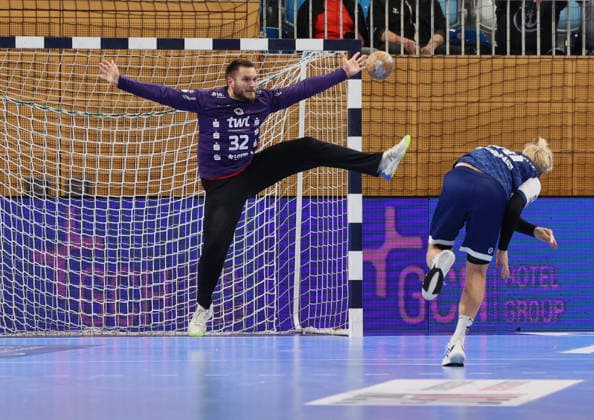 GER HBL2 2026–2027 Season: VfL Potsdam vs. EULEN Ludwigshafen, September 19, 2026, MBS Arena, Potsdam; Janis BOIECK of Eulen Ludwigshafen (No. 32) saves the penalty throw by Tim HILDENBRAND (No. 1) of VfL Potsdam (20); 7-meter throw, goalkeeper