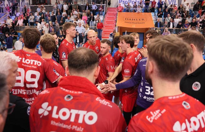 GER HBL2 2026–2027 Season: VfL Potsdam vs. EULEN Ludwigshafen, September 19, 2026, MBS Arena, Potsdam, shortly after the final whistle; the EULEN Ludwigshafen team, post-game gathering, disappointment
