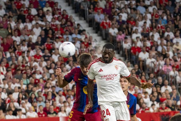 SEVILLA, SPAIN - SEPTEMBER 19: Youssouf Fofana (N24) headers the ball to score Sevilla FC first goal during La Liga match between Sevilla and Barcelona at the Estadio Ramon Sanchez Pizjuan on the 19th of september, 2026 in Sevilla, Spain Copyright: xAndresxLopezxSheridanxx xSPPx Sportspressphoto_SPR235214
