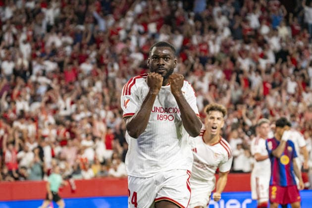 SEVILLA, SPAIN - SEPTEMBER 19: Youssouf Fofana (N24) celebrates after scoring Sevilla FC first goal during La Liga match between Sevilla and Barcelona at the Estadio Ramon Sanchez Pizjuan on the 19th of september, 2026 in Sevilla, Spain Copyright: xAndresxLopezxSheridanxx xSPPx Sportspressphoto_SPR235215