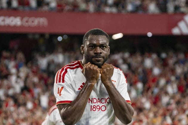 SEVILLA, SPAIN - SEPTEMBER 19: Youssouf Fofana (N24) celebrates after scoring Sevilla FC first goal during La Liga match between Sevilla and Barcelona at the Estadio Ramon Sanchez Pizjuan on the 19th of september, 2026 in Sevilla, Spain Copyright: xAndresxLopezxSheridanxx xSPPx Sportspressphoto_SPR235217