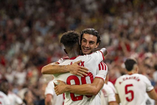 SEVILLA, SPAIN - SEPTEMBER 19: Juan Iglesias (N2) hugs Felix Correia (N20) celebrating Sevilla FC first goal during La Liga match between Sevilla and Barcelona at the Estadio Ramon Sanchez Pizjuan on the 19th of september, 2026 in Sevilla, Spain Copyright: xAndresxLopezxSheridanxx xSPPx Sportspressphoto_SPR235220