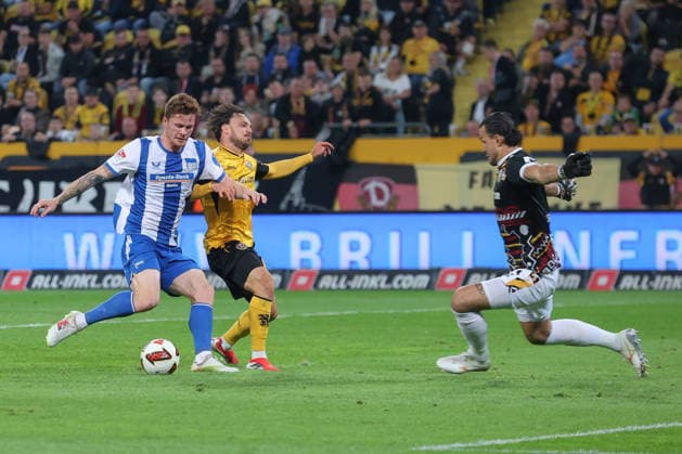 September 19, 2026, xtgx, Soccer 2. Bundesliga, SG Dynamo Dresden vs. Hertha BSC Berlin, from left: Sebastian Grönning (Hertha), 17, Simon Straudi (Dresden), 44, Tim Schreiber (Dresden), 1 shoots the ball toward the goal, shot on goal, shot saved, holds the ball, catches the ball, makes a save DFL DFB REGULATIONS PROHIBIT ANY USE OF PHOTOGRAPHS as IMAGE SEQUENCES and or QUASI-VIDEO Dresden