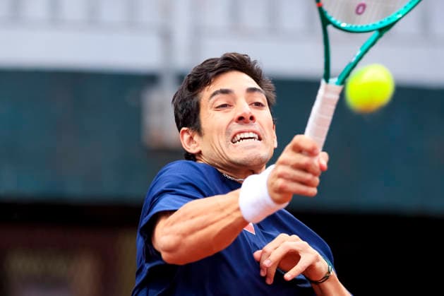 Tenis, Chile vs Espana. Copa Davis 2026. El jugador de Chile Cristian Garin regresa la pelota frente a Rafa Jodar de Espana durante el partido de singles de la Copa Davis valido por la segunda ronda de clasificatorios para el Grupo Mundials, disputado en el Court Central Anita Lizana, Parque Estadio Nacional en Santiago de Chile. 19 09 2026 Pepe Alvujar Photosport Tenis, Chile vs Espana. Copa Davis 2026. Chilean player Cristian Garin returns the ball to Spain s Rafa Jodar during the Davis Cup singles match valid for the second round of World Group qualifiers, played at the Anita Lizana Central Court, National Stadium Park in Santiago, Chile. 19 09 2026 Pepe Alvujar Photosport Chile vs Espana dia 1, Copa Davis 2026 