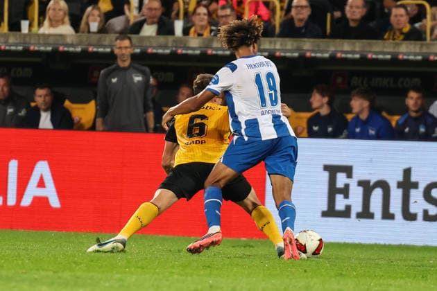 Germany, 2. Bundesliga 2026–2027, Matchday 7, Dynamo Dresden vs. Hertha BSC, Rudolf Harbig Stadium, Dresden: A tackle by Nicolai Rapp of Dynamo Dresden (No. 6) and Oluwaseun Adewumi of Hertha BSC (No. 19) Copyright: xLucasxWalterx