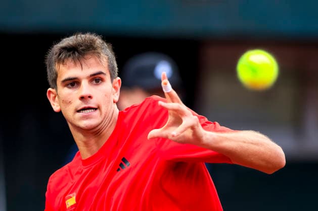 Tenis, Chile vs Espana. Copa Davis 2026. El jugador de Espana Rafa Jodar regresa la pelota frente a Cristian Garin de Chile durante el partido de singles de la Copa Davis valido por la segunda ronda de clasificatorios para el Grupo Mundials, disputado en el Court Central Anita Lizana, Parque Estadio Nacional en Santiago de Chile. 19 09 2026 Pepe Alvujar Photosport Tenis, Chile vs Espana. Copa Davis 2026. The Spanish player Rafa Jodar returns the ball against Cristian Garin of Chile during the Davis Cup singles match valid for the second round of qualifiers for the World Group, played at the Anita Lizana Central Court, National Stadium Park in Santiago, Chile. 19 09 2026 Pepe Alvujar Photosport Chile vs Espana dia 1, Copa Davis 2026 