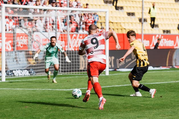 Germany Soccer 3rd Division 2026–2027, Matchday 7: Alemannia Aachen vs. Fortuna Düsseldorf at Tivoli Aachen; Eric Hottmann (Fortuna Düsseldorf), 9 sprints for the ball; Dylan Leonard (Alemannia Aachen), 4 clearances and defensive plays; Manuel Riemann (Alemannia Aachen), 1 Copyright: xThiemoxRudolphx