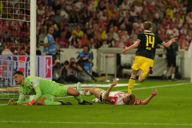 1. Bundesliga, Matchday 4, 2026–2027, VFB Stuttgart vs. Borussia Dortmund, September 19, 2026, MHP Arena, Stuttgart, Germany, Maximilian BEIER of Borussia Dortmund scores the 0–1 goal for Borussia Dortmund; Finn JELTSCH of VFB Stuttgart arrives too late on the left; goalkeeper Fabian BREDLOW of VFB Stuttgart is powerless on the left side. Stuttgart, MHP Arena, Baden-Württemberg, Germany Copyright: xGaetanoxDixRosax