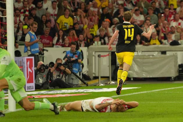 Bundesliga 1, Matchday 4, 2026–2027, VFB Stuttgart vs. Borussia Dortmund, September 19, 2026, MHP Arena, Stuttgart, Germany, Maximilian BEIER of Borussia Dortmund scores the 0–1 goal for Borussia Dortmund and celebrates; Finn JELTSCH of VFB Stuttgart arrives too late on the left; on the left outside, VFB Stuttgart goalkeeper Fabian BREDLOW is powerless to stop it. Stuttgart, MHP Arena, Baden-Württemberg, Germany Copyright: xGaetanoxDixRosax