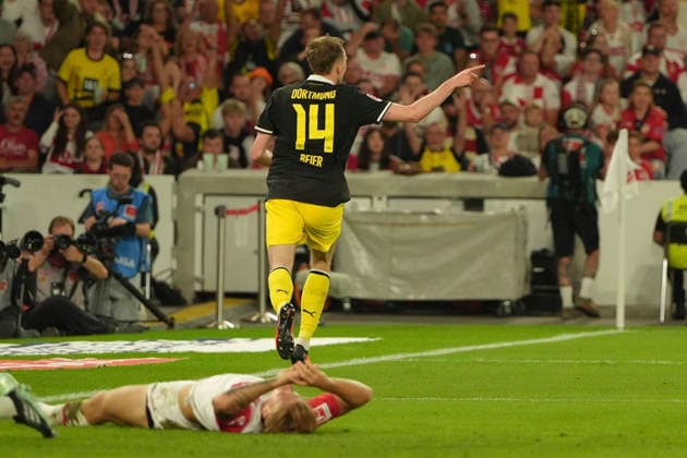 Bundesliga 1, Matchday 4, 2026–2027, VFB Stuttgart vs. Borussia Dortmund, September 19, 2026, MHP Arena, Stuttgart, Germany, Maximilian BEIER of Borussia Dortmund scores the 0–1 goal for Borussia Dortmund and celebrates; Finn JELTSCH of VFB Stuttgart arrives too late on the left; on the far left, VFB Stuttgart goalkeeper Fabian BREDLOW is powerless to stop it. Stuttgart, MHP Arena, Baden-Württemberg, Germany Copyright: xGaetanoxDixRosax