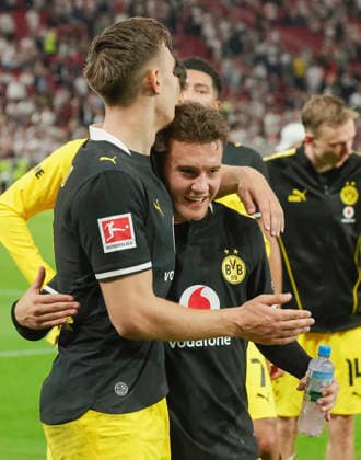 Pictured: Celebrations after the victory, from left: Nico Schlotterbeck (Borussia Dortmund, 4) and Konstantinos Karetsas (Borussia Dortmund, 19), September 19, 2026, VfB Stuttgart vs. Borussia Dortmund, Bundesliga 1, Matchday 4, Germany, Stuttgart, MHP Arena, DFL REGULATIONS PROHIBIT ANY USE OF PHOTOGRAPHS AS IMAGE SEQUENCES AND OR QUASI-VIDEO Copyright: HMBxMedia xJulienxBecker