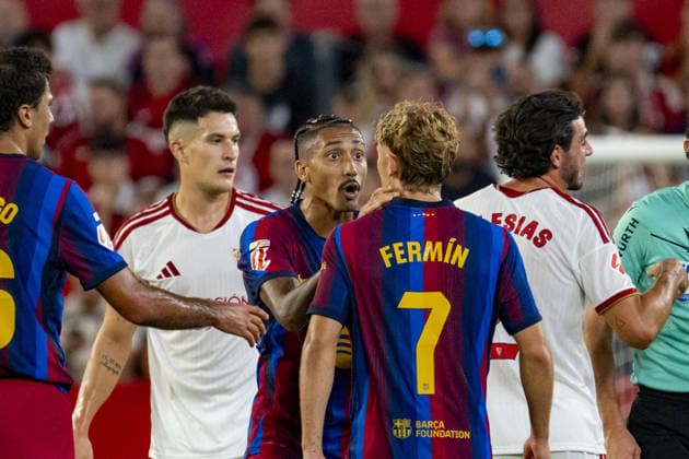 SEVILLA, SPAIN - SEPTEMBER 19: Raphinha (N11) asking Fermin Lopez (N7) to calm down during La Liga match between Sevilla and Barcelona at the Estadio Ramon Sanchez Pizjuan on the 19th of september, 2026 in Sevilla, Spain Copyright: xAndresxLopezxSheridanxx xSPPx Sportspressphoto_SPR235276