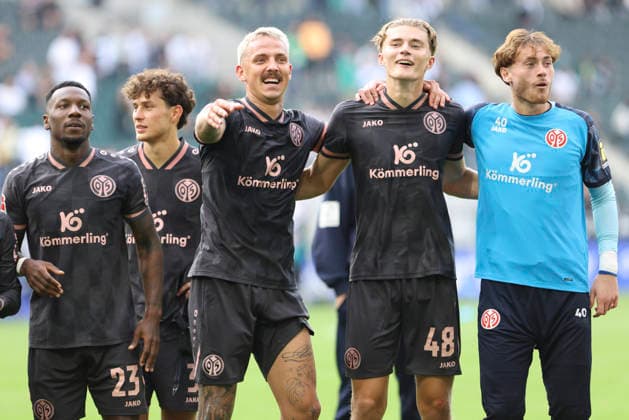 Sheraldo Becker 1 FSV Mainz 05, Phillip Tietz 1 FSV Mainz 05, Kacper Potulski 1 FSV Mainz 05, and goalkeeper Maximilian Kinzig 1 FSV Mainz 05 celebrate at the end of the game, celebrating after the 3–4 victory during the Bundesliga match between Borussia Mönchengladbach and 1. FSV Mainz 05, taken at Borussia Park on September 19, 2026, in Mönchengladbach, Germany. Photo by Oliver Kaelke, DeFodi Images. Sheraldo Becker of 1. FSV Mainz 05, Phillip Tietz of 1. FSV Mainz 05, Kacper Potulski of 1. FSV Mainz 05, and goalkeeper Maximilian Kinzig of 1. FSV Mainz 05 celebrate after winning during the Bundesliga match between Borussia Mönchengladbach and 1. FSV Mainz 05 at Borussia Park on September 19, 2026 in Mönchengladbach, Germany. Photo by Oliver Kaelke, DeFodi Images. DFB and DFL regulations prohibit any use of photographs as image sequences and or quasi-video. Photo by Oliver Kaelke, DeFodi Images.