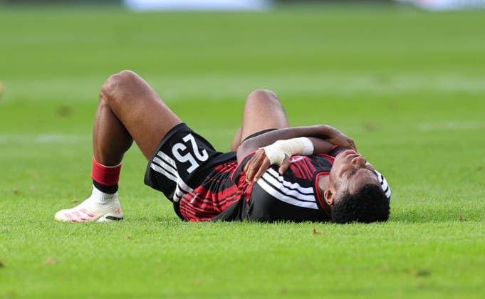 September 19, 2026, Bundesliga Soccer, Eintracht Frankfurt vs. SC Freiburg, from left, Raphael Onyedika of Eintracht Frankfurt injured in the shoulder. DFL DFB regulations prohibit any use of photographs as image sequences and or quasi-video. xdcx Copyright: HMBxMedia Claus