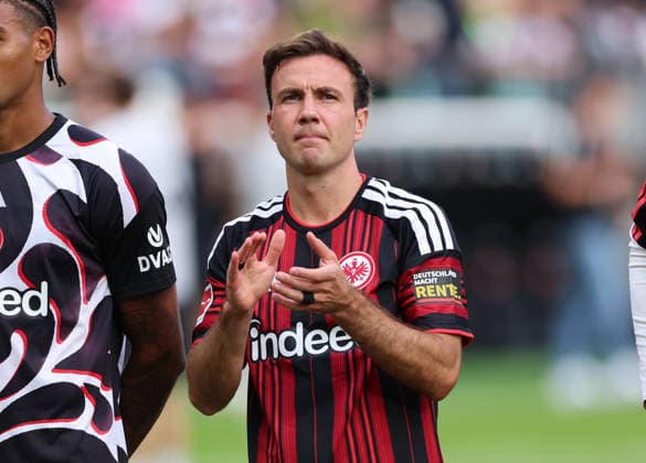 September 19, 2026, Bundesliga, Eintracht Frankfurt vs. SC Freiburg, from left: Mario Götze of Eintracht Frankfurt thanks the fans, thanks, gratitude, team after the game, after the match, thanks the fans, applauds the fans DFL DFB REGULATIONS PROHIBIT ANY USE OF PHOTOGRAPHS AS IMAGE SEQUENCES AND OR QUASI-VIDEO xdcx Copyright: HMBxMedia Claus