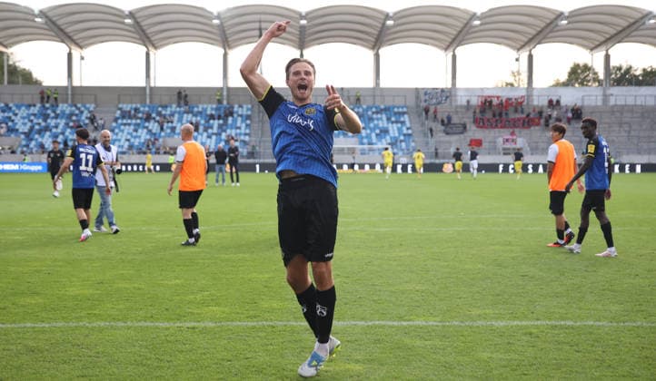 September 19, 2026, Soccer, Men s, 3rd Division, 2026–2027 Season, 1 FC Saarbrücken vs. SG Sonnenhof Großaspach, Siemen Voet 1 FC Saarbrücken is celebrated by fans in front of the fan section after the game at Saarbrücken’s Ludwigsparkstadion in Saarland, Germany Copyright: xFabianxKleerx
