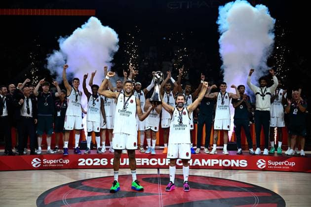 Sport Bilder des Tages Olympiacos v Real Madrid - EuroLeague Super Cup Final ABU DHABI, UNITED ARAB EMIRATES - SEPTEMBER 19: Real Madrid players celebrate with the trophy after defeating Olympiacos 93-89 in the EuroLeague Super Cup final match at Etihad Arena in Abu Dhabi, United Arab Emirates on September 19, 2026. Arif Hudaverdi Yaman Anadolu Abu Dhabi United Arab Emirates. Editorial use only. Please get in touch for any other usage.  Copyright: x2026xAnadoluxArifxHudaverdixYamanx