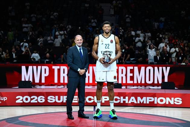 Olympiacos v Real Madrid - EuroLeague Super Cup Final ABU DHABI, UNITED ARAB EMIRATES - SEPTEMBER 19: Walter Tavares (R) of Real Madrid receives the Finals MVP award after winning the EuroLeague Super Cup final match between Olympiacos and Real Madrid at Etihad Arena in Abu Dhabi, United Arab Emirates on September 19, 2026. Arif Hudaverdi Yaman Anadolu Abu Dhabi United Arab Emirates. Editorial use only. Please get in touch for any other usage.  Copyright: x2026xAnadoluxArifxHudaverdixYamanx