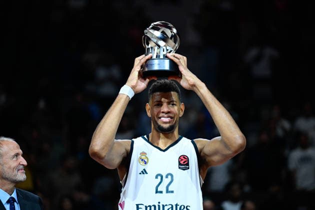 Olympiacos v Real Madrid - EuroLeague Super Cup Final ABU DHABI, UNITED ARAB EMIRATES - SEPTEMBER 19: Walter Tavares of Real Madrid receives the Finals MVP award after winning the EuroLeague Super Cup final match between Olympiacos and Real Madrid at Etihad Arena in Abu Dhabi, United Arab Emirates on September 19, 2026. Arif Hudaverdi Yaman Anadolu Abu Dhabi United Arab Emirates. Editorial use only. Please get in touch for any other usage.  Copyright: x2026xAnadoluxArifxHudaverdixYamanx