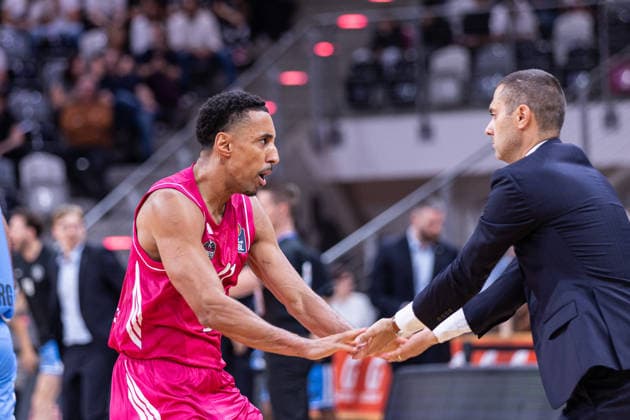 easyCredit Basketball Bundesliga, Telekom Baskets Bonn vs. Veolia Towers Hamburg, September 19, 2026: Joel Aminu of the Telekom Baskets Bonn high-fives Marko Stankovic, head coach of the Telekom Baskets Bonn. easyCredit Basketball Bundesliga, Telekom Baskets Bonn vs. Veolia Towers Hamburg, September 19, 2026, Telekom Dome, Bonn Copyright: xBEAUTIFULxSPORTS Derixx