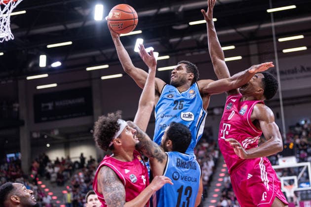 easyCredit Basketball Bundesliga, Telekom Baskets Bonn vs. Veolia Towers Hamburg, September 19, 2026; Kenneth Ogbe of Veolia Towers Hamburg (No. 25) comes out on top; easyCredit Basketball Bundesliga, Telekom Baskets Bonn vs. Veolia Towers Hamburg, September 19, 2026, Telekom Dome Bonn Copyright: xBEAUTIFULxSPORTS Derixx