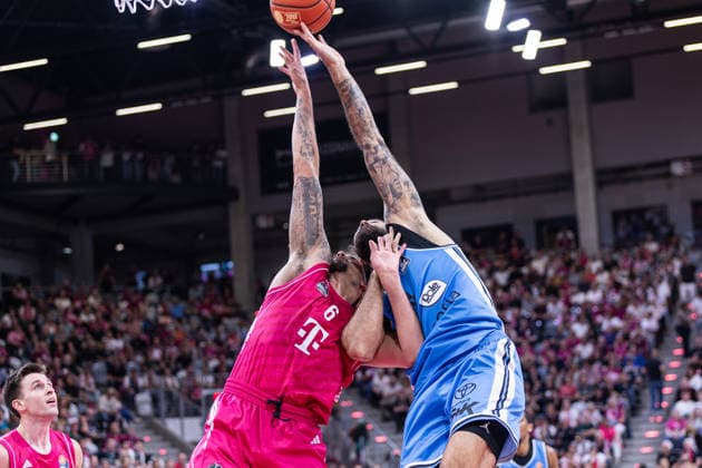 easyCredit Basketball Bundesliga, Telekom Baskets Bonn vs. Veolia Towers Hamburg, September 19, 2026 Rebound duel: Michael Kessens (Telekom Baskets Bonn) 6 and Martin Breunig (Veolia Towers Hamburg) 13 easyCredit Basketball Bundesliga, Telekom Baskets Bonn vs. Veolia Towers Hamburg, September 19, 2026, Telekom Dome, Bonn Copyright: xBEAUTIFULxSPORTS Derixx