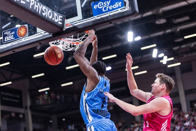 easyCredit Basketball Bundesliga, Telekom Baskets Bonn vs. Veolia Towers Hamburg, September 19, 2026: Trey Wade of Veolia Towers Hamburg scores a dunk. easyCredit Basketball Bundesliga, Telekom Baskets Bonn vs. Veolia Towers Hamburg, September 19, 2026, Telekom Dome Bonn Copyright: xBEAUTIFULxSPORTS Derixx