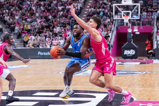 easyCredit Basketball Bundesliga, Telekom Baskets Bonn vs. Veolia Towers Hamburg, September 19, 2026 Noah Thomasson, Veolia Towers Hamburg 2, vs. Aleksa Kovacevic Telekom Baskets Bonn 11 easyCredit Basketball Bundesliga, Telekom Baskets Bonn vs. Veolia Towers Hamburg, September 19, 2026, Telekom Dome Bonn Copyright: xBEAUTIFULxSPORTS Derixx
