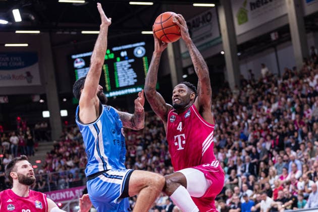 easyCredit Basketball Bundesliga, Telekom Baskets Bonn vs. Veolia Towers Hamburg, September 19, 2026: Jeff Garrett of Telekom Baskets Bonn (No. 4) goes up for a dunk against Martin Breunig of Veolia Towers Hamburg (No. 13) easyCredit Basketball Bundesliga, Telekom Baskets Bonn vs. Veolia Towers Hamburg, September 19, 2026, Telekom Dome, Bonn Copyright: xBEAUTIFULxSPORTS Derixx