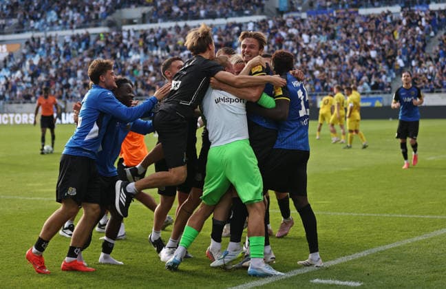 September 19, 2026, Soccer, Men s, 3rd Division, 2026–2027 Season, 1 FC Saarbrücken vs. SG Sonnenhof Großaspach, The 1 FC Saarbrücken players celebrate Siemen Voet’s winning goal in stoppage time, goal celebration, group celebration, Saarbrücken, Ludwigsparkstadion, Saarland, Germany Copyright: xFabianxKleerx