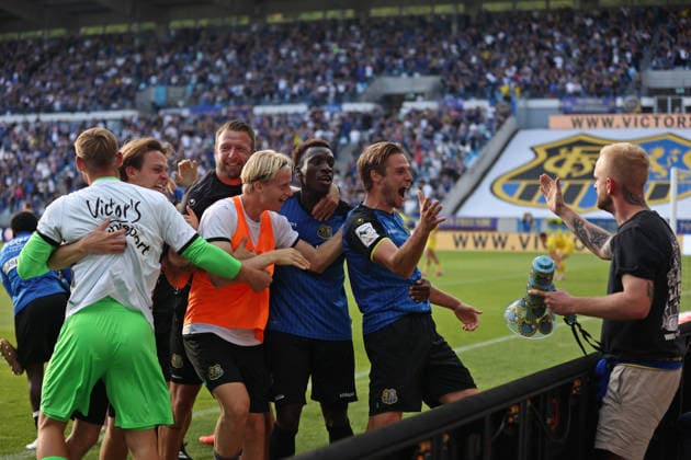 September 19, 2026, Soccer, Men s, 3rd Division, 2026–2027 Season, 1 FC Saarbrücken vs. SG Sonnenhof Großaspach, The 1 FC Saarbrücken players celebrate Siemen Voet’s winning goal in stoppage time, goal celebration, group celebration, Saarbrücken, Ludwigsparkstadion, Saarland, Germany Copyright: xFabianxKleerx