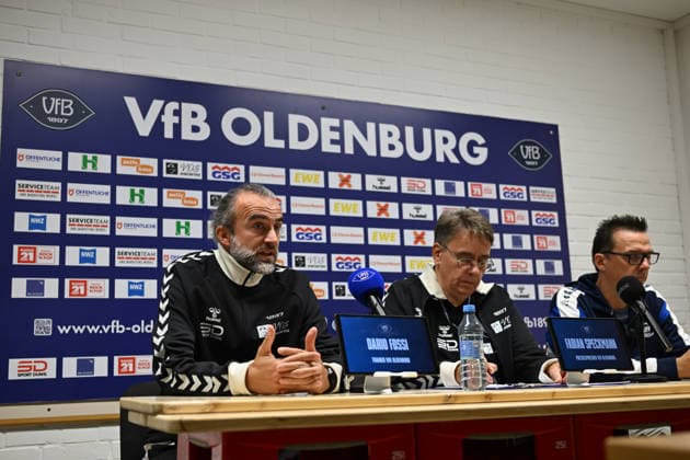 September 19, 2026, GER, Soccer, Regionalliga Nord, Matchday 10, 2026–2027 Season, Oldenburg, Marschwegstadion, VfB Oldenburg vs. SSV Jeddeloh II Post-match press conference with Dario FOSSI, VfB Oldenburg head coach; Fabian SPECKMANN, VfB Oldenburg media officer; and Kristian ARAMBASIC, SSV Jeddeloh II head coach. Oldenburg, Marschweg Stadium, Lower Saxony, Germany Copyright: xnordphotoxGmbHx xRojahnx
