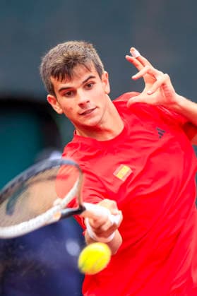 Tenis, Chile vs Espana. Copa Davis 2026. El jugador de Espana Rafa Jodar regresa la pelota frente a Cristian Garin de Chile durante el partido de singles de la Copa Davis valido por la segunda ronda de clasificatorios para el Grupo Mundials, disputado en el Court Central Anita Lizana, Parque Estadio Nacional en Santiago de Chile. 19 09 2026 Pepe Alvujar Photosport Tenis, Chile vs Espana. Copa Davis 2026. The Spanish player Rafa Jodar returns the ball against Cristian Garin of Chile during the Davis Cup singles match valid for the second round of qualifiers for the World Group, played at the Anita Lizana Central Court, National Stadium Park in Santiago, Chile. 19 09 2026 Pepe Alvujar Photosport Chile vs Espana dia 1, Copa Davis 2026 