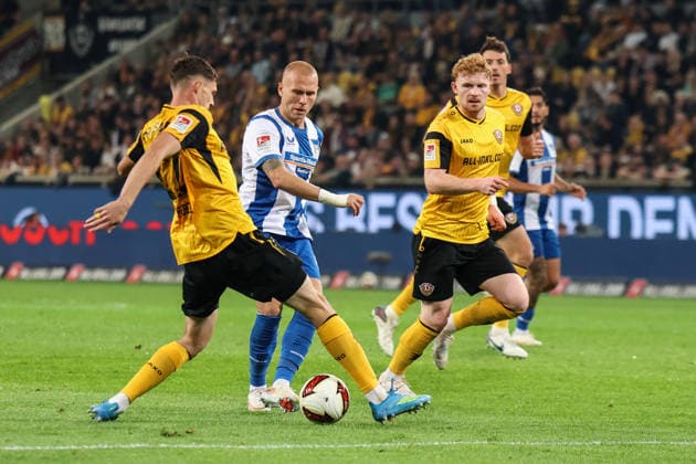 Germany, 2. Bundesliga 2026–2027, Matchday 7, Dynamo Dresden vs. Hertha BSC, Rudolf Harbig Stadium, Dresden. Jon Dagur Thorsteinsson (Hertha BSC, No. 23) in a tackle with Ahmet Muhamedbegovic (Dynamo Dresden, No. 17) Copyright: xLucasxWalterx