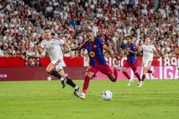 SEVILLA, SPAIN - SEPTEMBER 19: Raphinha (N11) shots to score FC Barcelona, Barca third goal during La Liga match between Sevilla and Barcelona at the Estadio Ramon Sanchez Pizjuan on the 19th of september, 2026 in Sevilla, Spain Copyright: xAndresxLopezxSheridanxx xSPPx Sportspressphoto_SPR235362