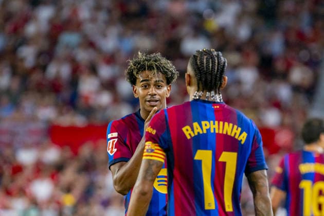 SEVILLA, SPAIN - SEPTEMBER 19: Lamine Yamal (N10) points to Raphinha (N11) after scoring FC Barcelona, Barca third goal during La Liga match between Sevilla and Barcelona at the Estadio Ramon Sanchez Pizjuan on the 19th of september, 2026 in Sevilla, Spain Copyright: xAndresxLopezxSheridanxx xSPPx Sportspressphoto_SPR235366